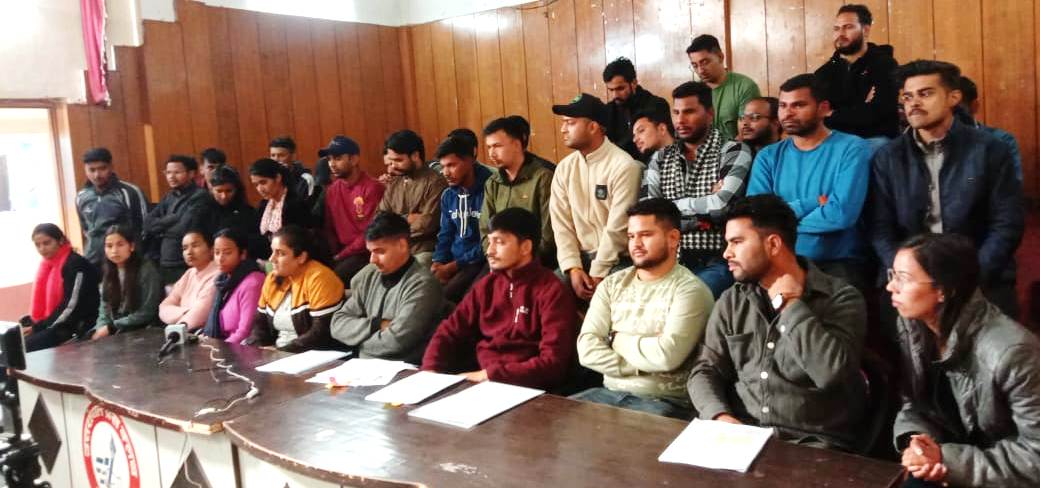 प्रेस क्लब में पत्रकार वार्ता करते अभ्यर्थी। प्रेस क्लब में पत्रकार वार्ता करते अभ्यर्थी।