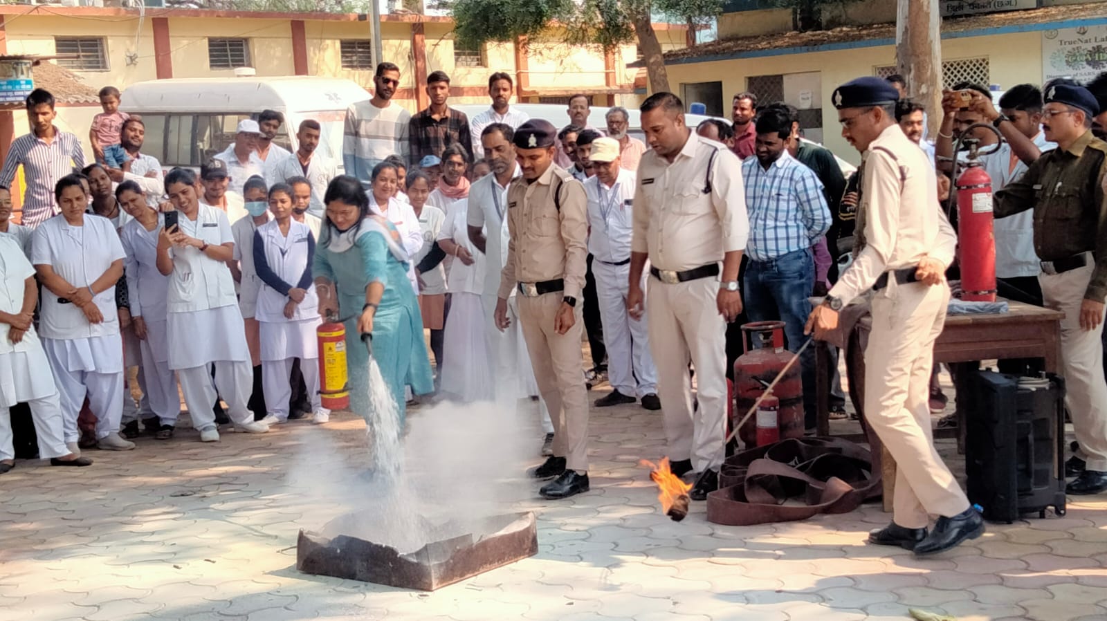 जिला अस्पताल परिसर में अग्नि दुर्घटना से बचाव के तरीके बताते हुए दमकल टीम के सदस्य। जिला अस्पताल परिसर में अग्नि दुर्घटना से बचाव के तरीके बताते हुए दमकल टीम के सदस्य।