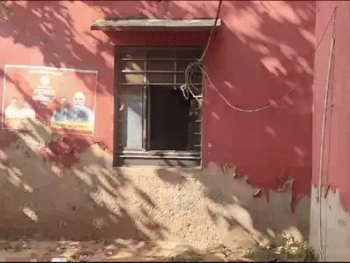 चोर बैंक के बाहर सामने की तरफ इस खिड़की की ग्रिल काटकर अंदर घुसे। चोर बैंक के बाहर सामने की तरफ इस खिड़की की ग्रिल काटकर अंदर घुसे।