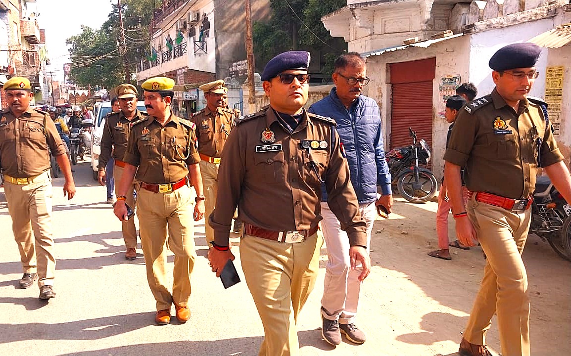 क्षेत्र में भ्रमण करते पुलिस अधीक्षक व अन्य। क्षेत्र में भ्रमण करते पुलिस अधीक्षक व अन्य।