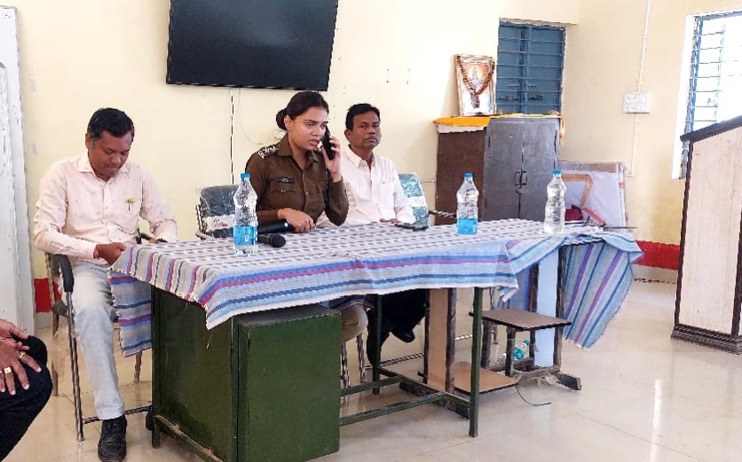 बीआरसी भवन में आयोजित बैठक को संबोधित करती हुई डीएसपी नेहा पवार।