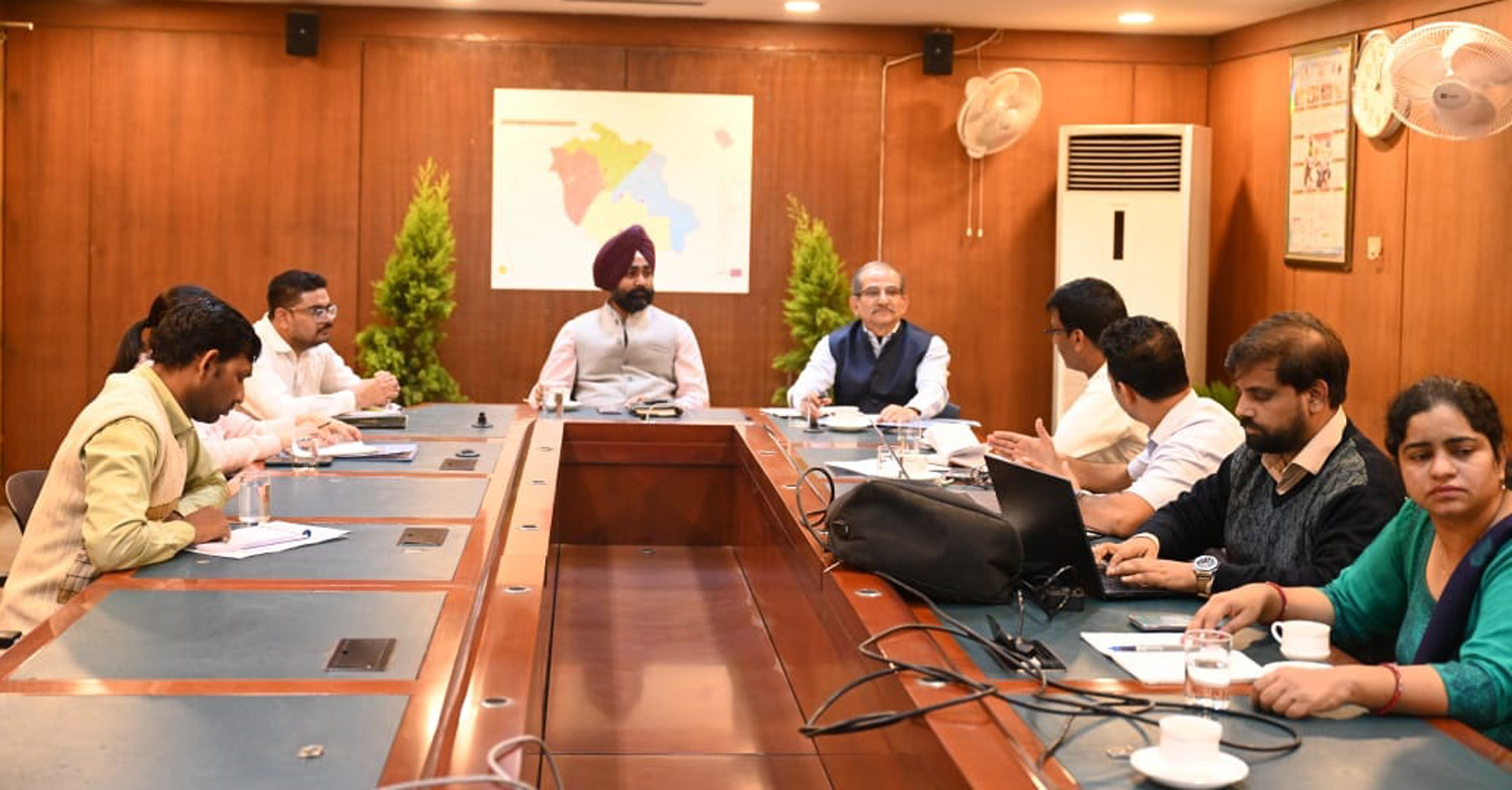 फोटो नंबर-05: गुरुग्राम नगर निगम में अधिकारियों के साथ बैठक करते नगर निगम गुरुग्राम के अतिरिक्त आयुक्त डा. बलप्रीत सिंह।