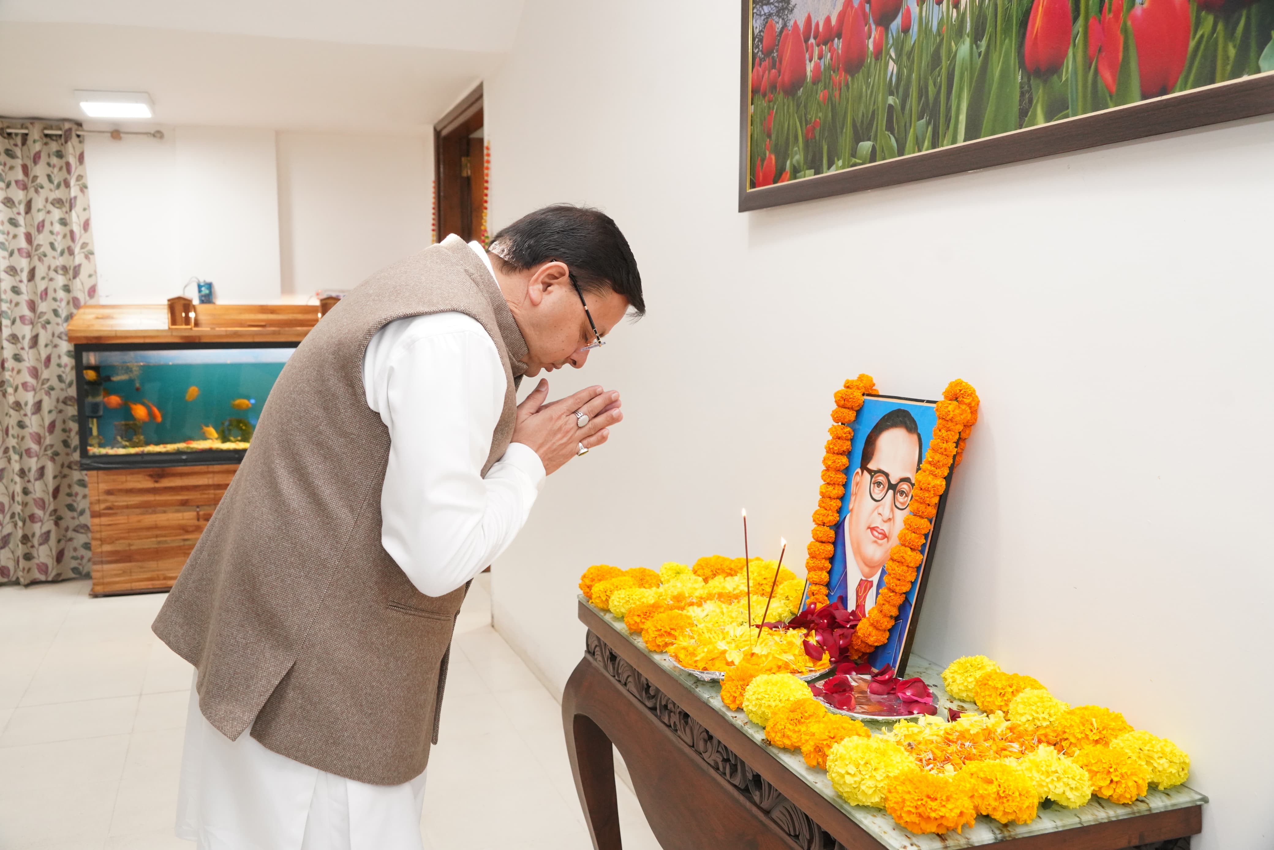 मुख्यमंत्री पुष्कर धामी बाबा साहेब डॉ. भीमराव अंबेडकर की महापरिनिर्वाण दिवस पर मुख्यमंत्री आवास में उनके चित्र पर श्रद्धा सुमन अर्पित करते। मुख्यमंत्री पुष्कर धामी बाबा साहेब डॉ. भीमराव अंबेडकर की महापरिनिर्वाण दिवस पर मुख्यमंत्री आवास में उनके चित्र पर श्रद्धा सुमन अर्पित करते।