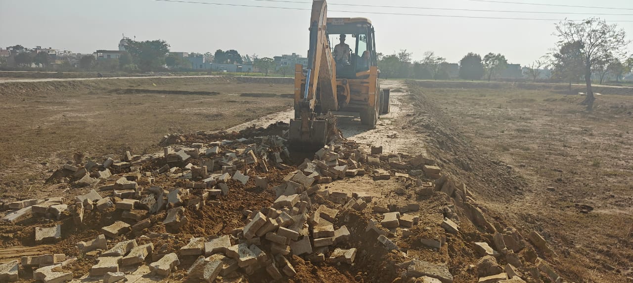 जेसीबी से अवैध निर्माण को गिरते हुए टाउन प्लानिंग विभाग के कर्मचारी जेसीबी से अवैध निर्माण को गिरते हुए टाउन प्लानिंग विभाग के कर्मचारी