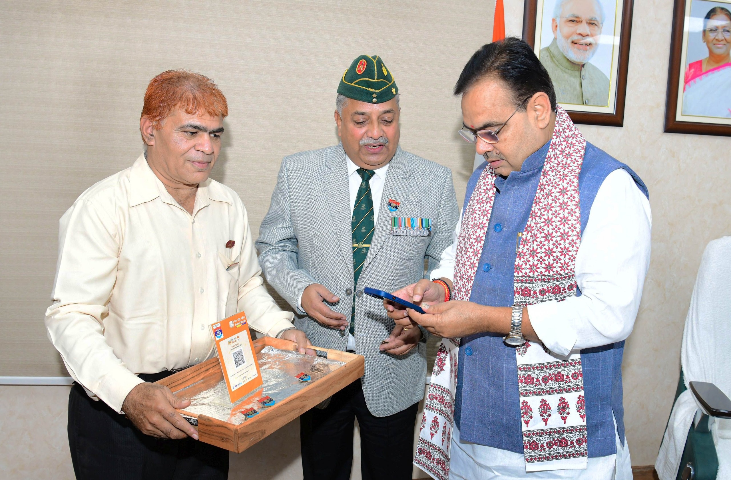 सशस्त्र सेना झण्डा दिवस मनाते मुख्यमंत्री। सशस्त्र सेना झण्डा दिवस मनाते मुख्यमंत्री।