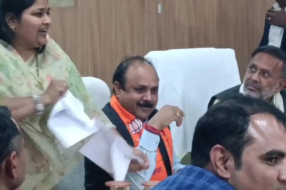 मीणा ने बैठक के एजेंडे का कागज फाड़कर फेंक दिया। मीणा ने बैठक के एजेंडे का कागज फाड़कर फेंक दिया।