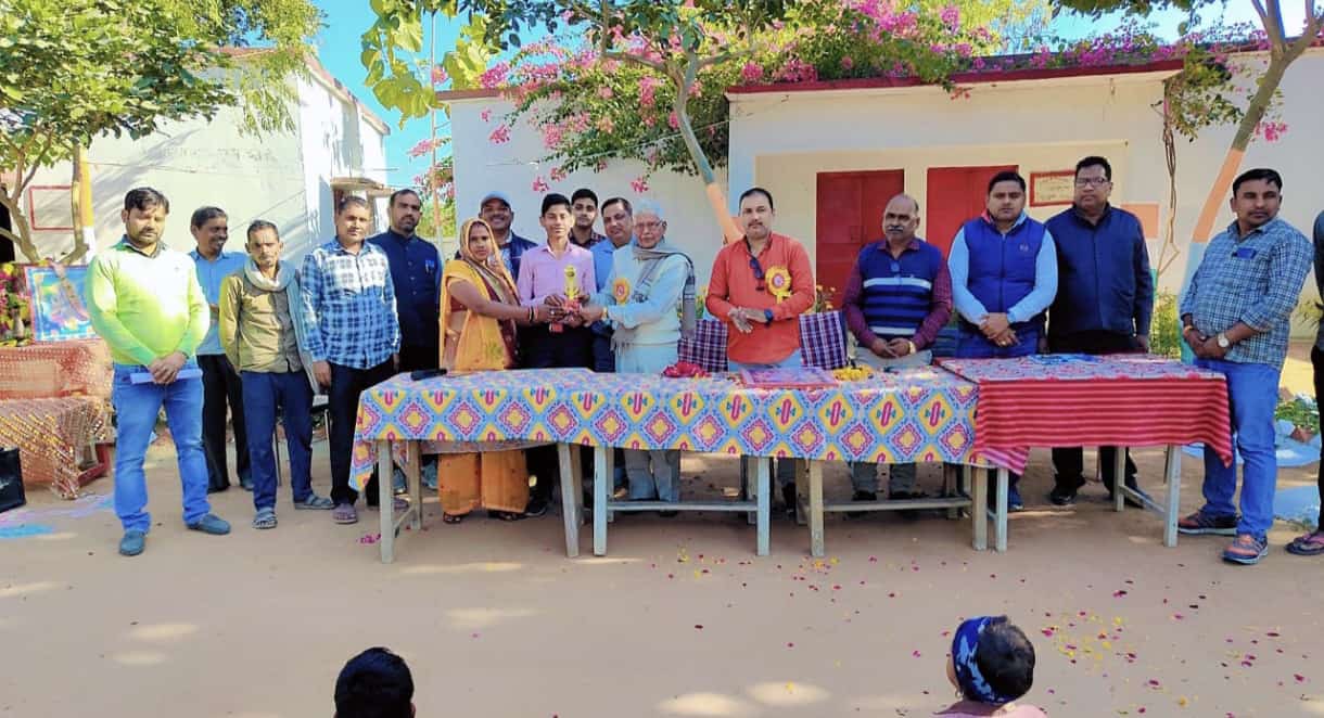 मेधावी छात्र को सम्मानित करते लोग मेधावी छात्र को सम्मानित करते लोग