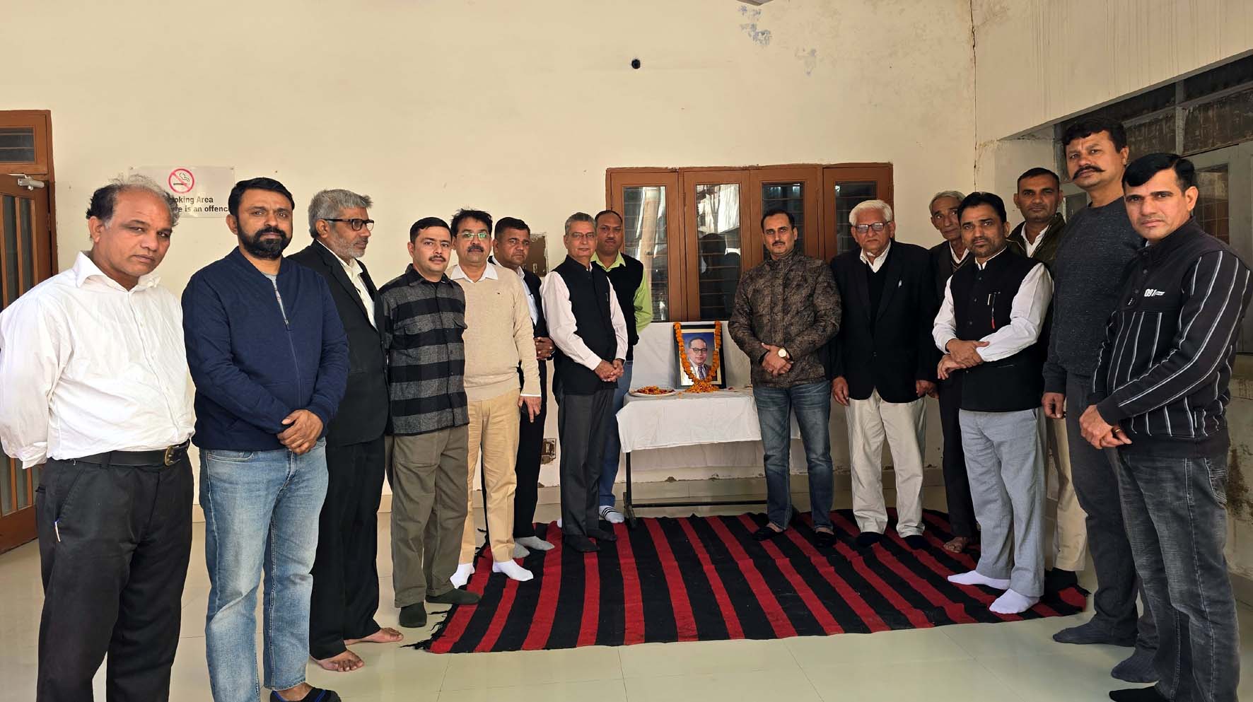 डॉ. भीमराव अंबेडकर के चित्र पर पुष्प अर्पित करते अधिवक्ता। डॉ. भीमराव अंबेडकर के चित्र पर पुष्प अर्पित करते अधिवक्ता।