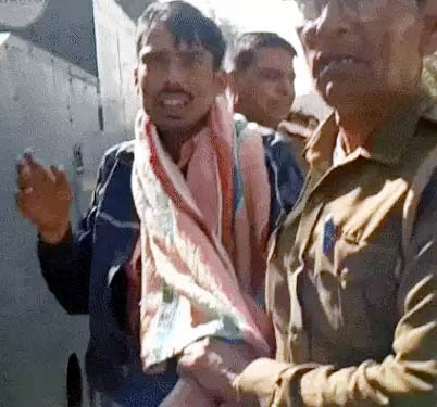 ड्राईवर को पकडक़र ले जाती पुलिस ड्राईवर को पकडक़र ले जाती पुलिस