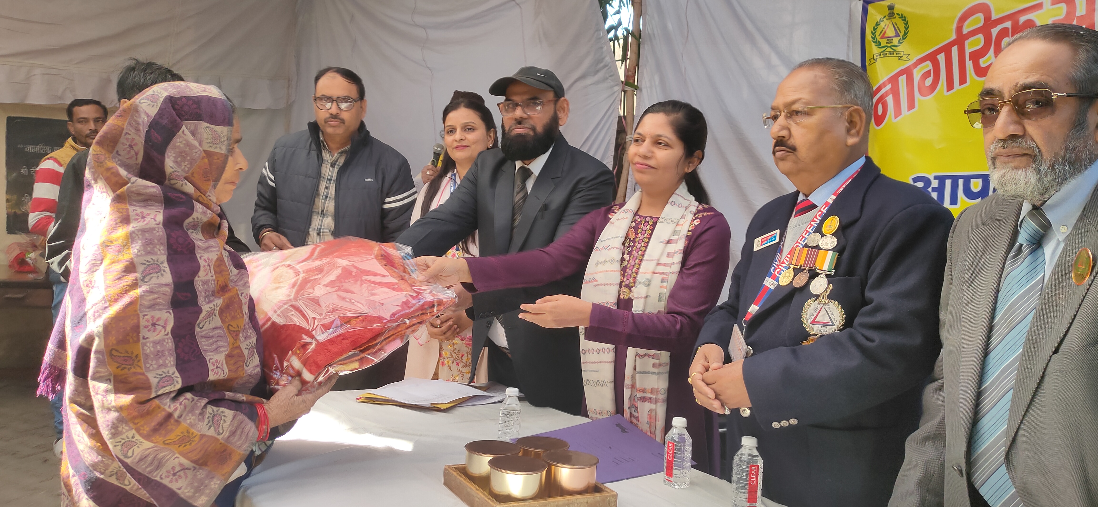 नागरिक सुरक्षा कोर के स्थापना दिवस पर जरुरतमंदों को कंबल देती एडीएम सिटी ज्योति सिंह। नागरिक सुरक्षा कोर के स्थापना दिवस पर जरुरतमंदों को कंबल देती एडीएम सिटी ज्योति सिंह।