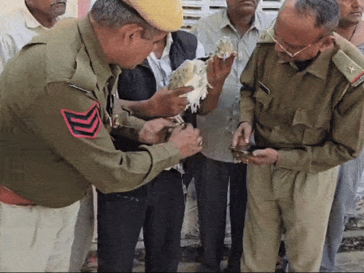 पुलिस और सुरक्षा एंजेसियां छानबीन कर रही है। पुलिस और सुरक्षा एंजेसियां छानबीन कर रही है।