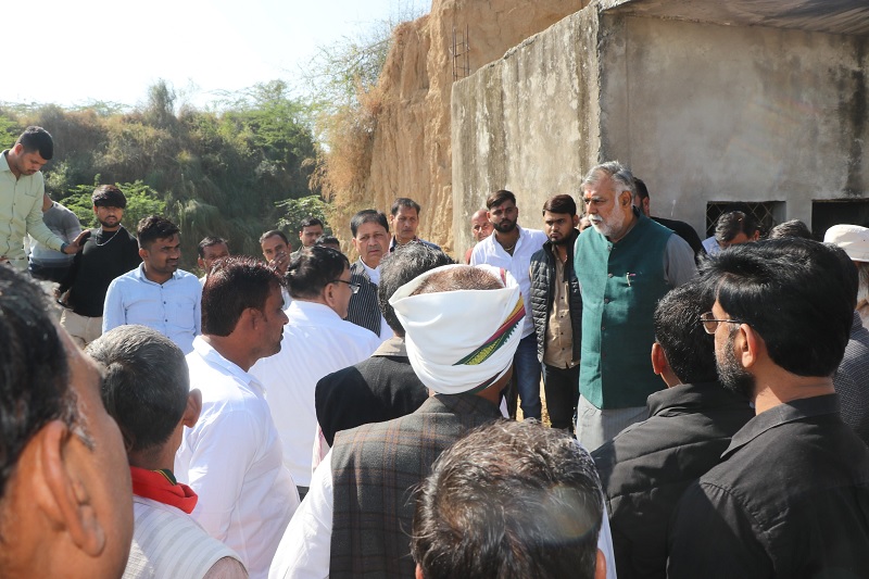 गौ अभ्यारण्य के लिए चिन्हित भूमि का निरीक्षण करते हुए मंत्री प्रहलाद सिंह पटेल गौ अभ्यारण्य के लिए चिन्हित भूमि का निरीक्षण करते हुए मंत्री प्रहलाद सिंह पटेल