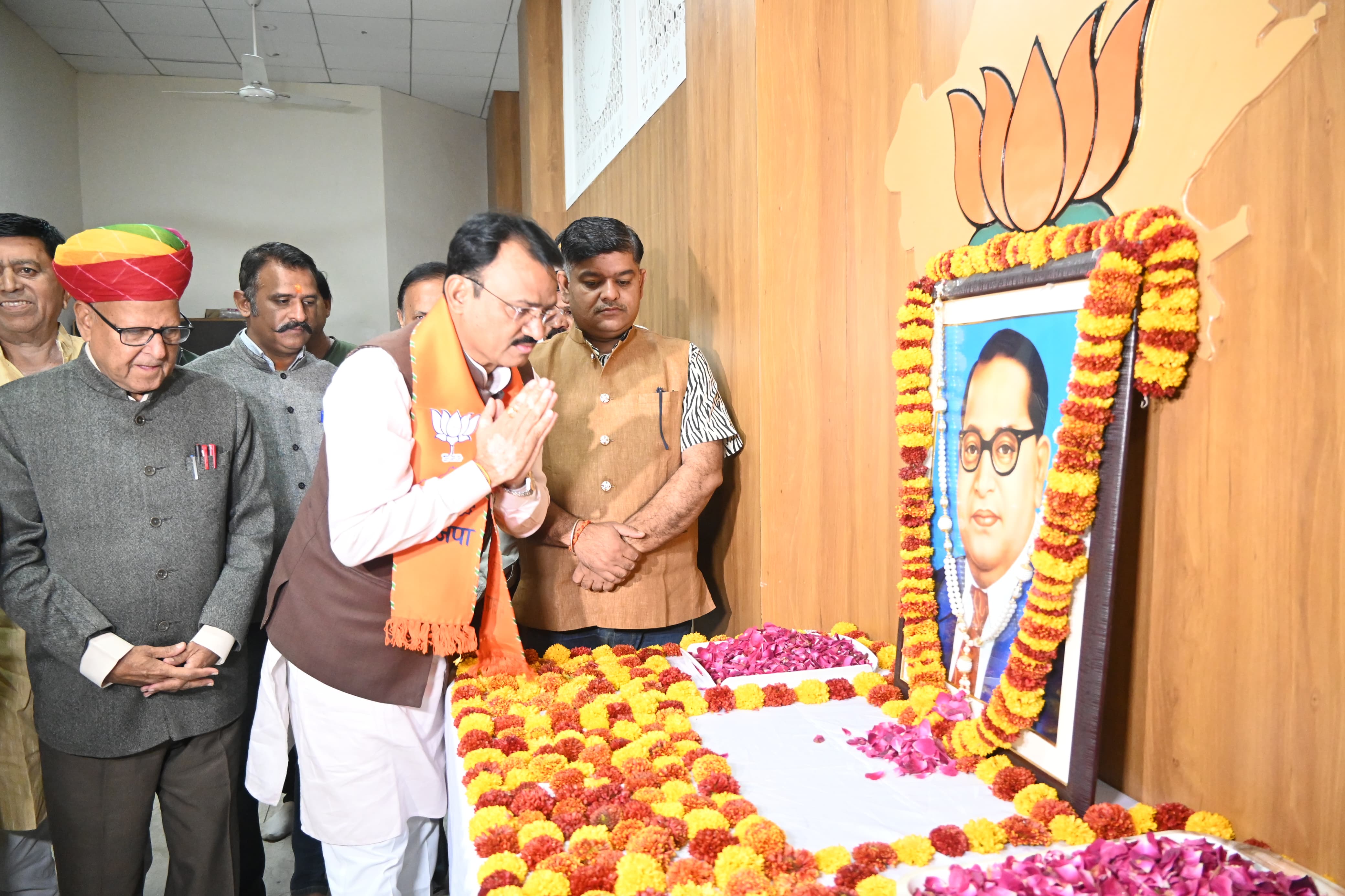 भाजपा प्रदेश कार्यालय में भारतीय संविधान के शिल्पकार बाबा साहब की पुण्यतिथि पर उनके चित्र के समक्ष पुष्प अर्पित कर किया नमन भाजपा प्रदेश कार्यालय में भारतीय संविधान के शिल्पकार बाबा साहब की पुण्यतिथि पर उनके चित्र के समक्ष पुष्प अर्पित कर किया नमन