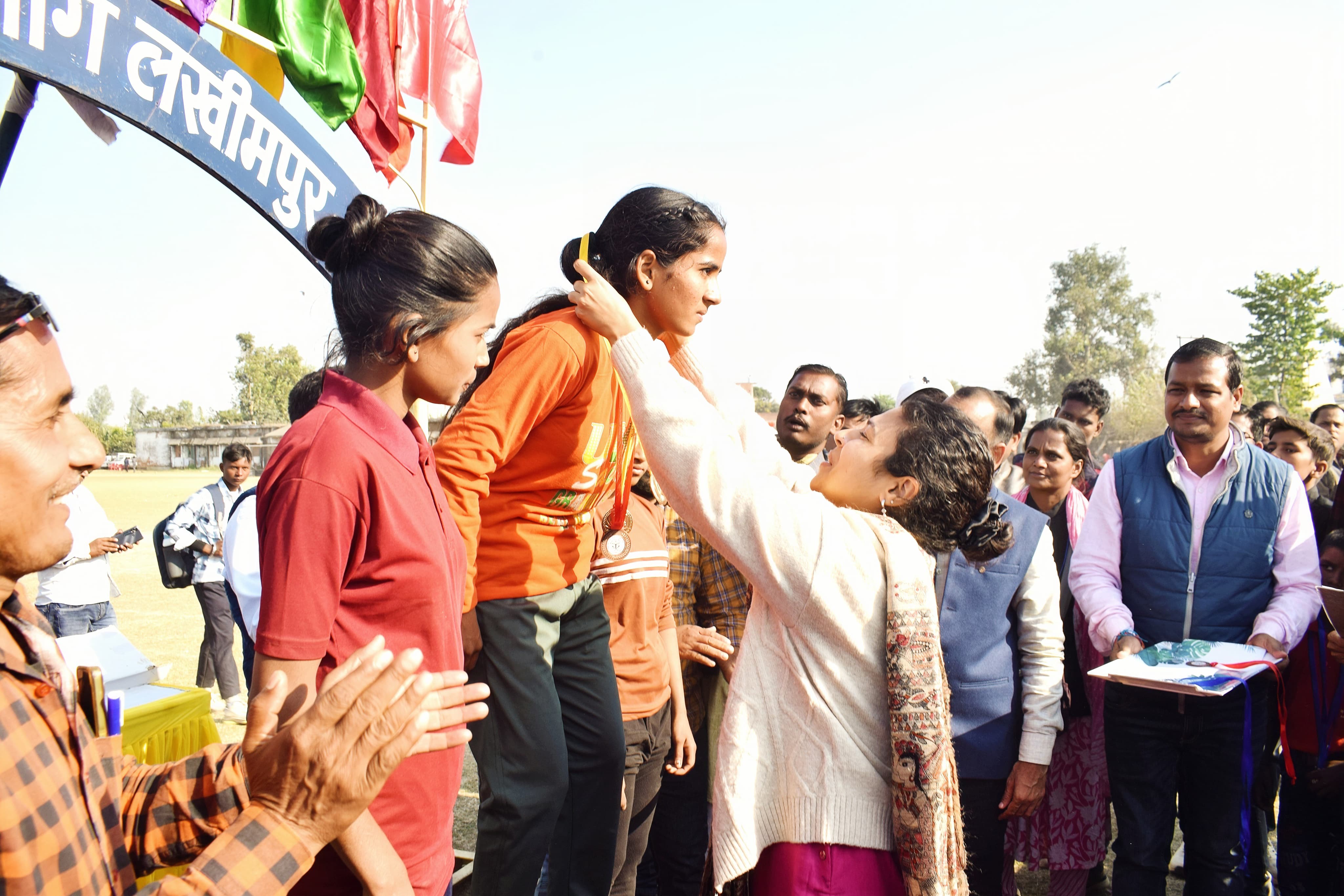 विजय खिलाड़ी को सम्मानित करती डीएम दुर्गा शक्ति नागपाल विजय खिलाड़ी को सम्मानित करती डीएम दुर्गा शक्ति नागपाल