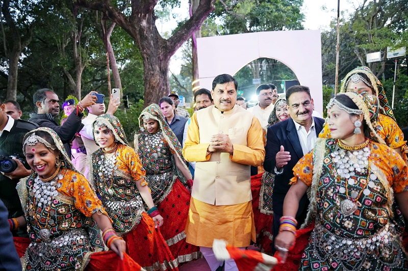 मुख्यमंत्री डॉ. यादव का नृत्य से स्वागत करते स्थानीय कलाकार मुख्यमंत्री डॉ. यादव का नृत्य से स्वागत करते स्थानीय कलाकार