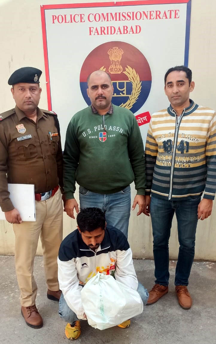 पुलिस द्वारा गिरफ्तार किया गया आरोपी पुलिस द्वारा गिरफ्तार किया गया आरोपी