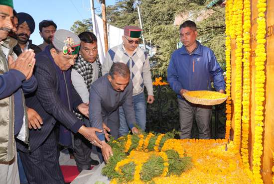 मुख्यमंत्री अम्बेडकर की पुण्यतिथि पर पुष्पांजलि अर्पित करते