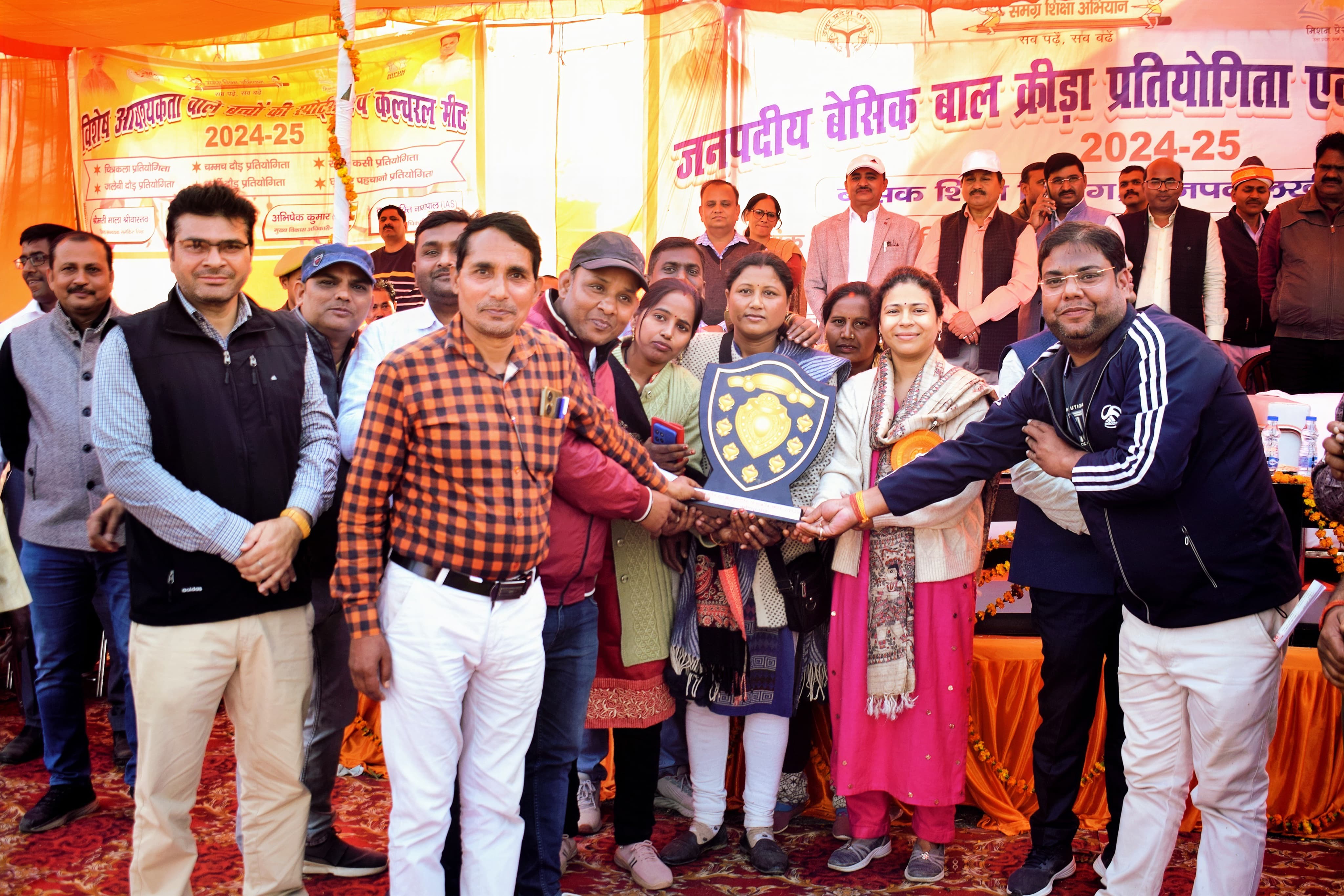 विजयी खिलाड़ियों के साथ डीएम और जिला स्तरीय अधिकारी विजयी खिलाड़ियों के साथ डीएम और जिला स्तरीय अधिकारी