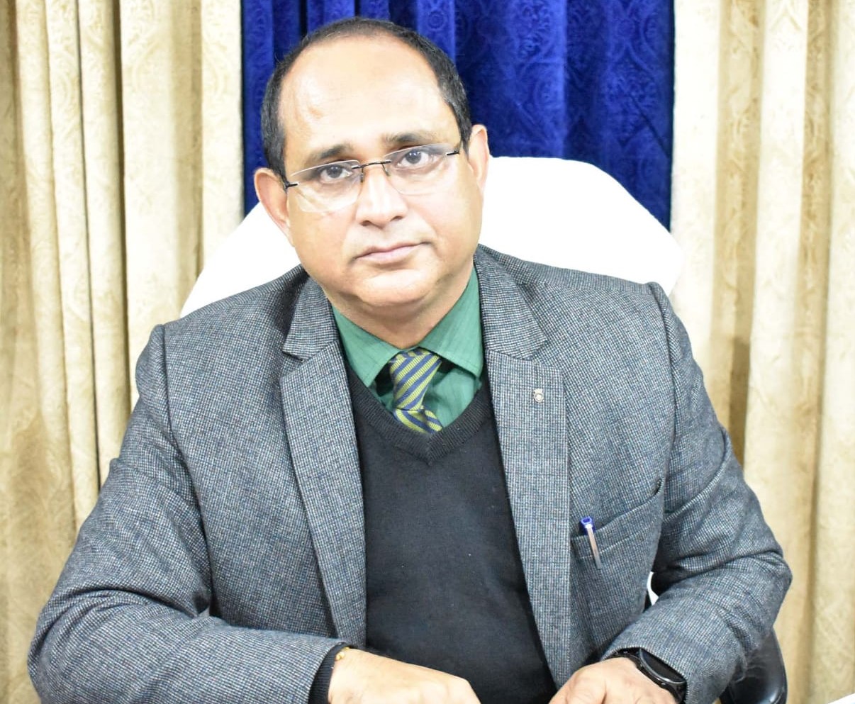 गोपेश्वर में पत्रकारों से बातचीत करते हुए जिला विधिक सेवा प्राधिकरण के सचिव। गोपेश्वर में पत्रकारों से बातचीत करते हुए जिला विधिक सेवा प्राधिकरण के सचिव।