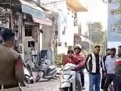 फायरिंग के बाद मौके पर पहुंची पुलिस। फायरिंग के बाद मौके पर पहुंची पुलिस।