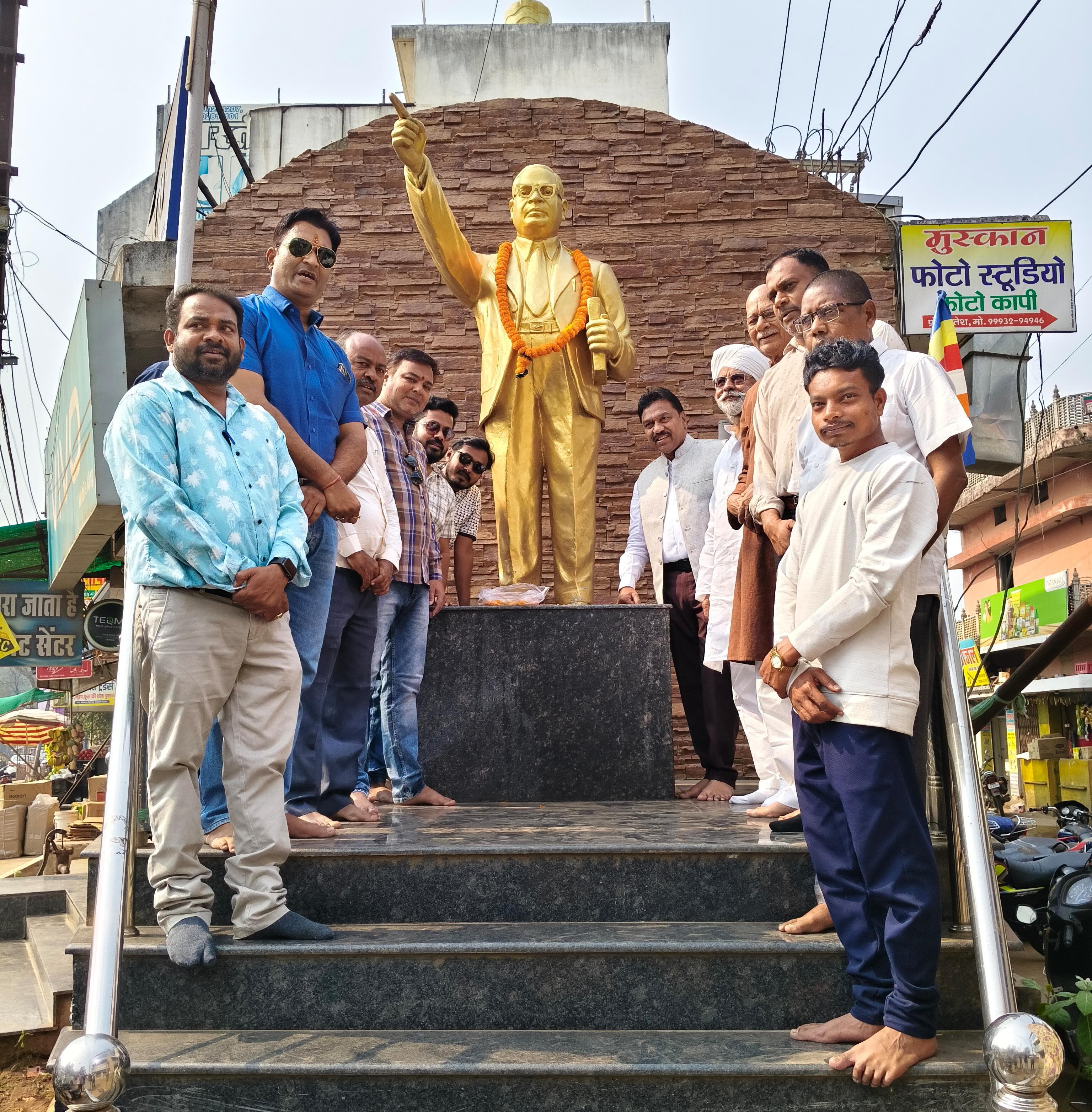 आंबेडकर चौक के पास परिनिर्वाण दिवस मनाते हुए कांग्रेसी व अन्य लोग। आंबेडकर चौक के पास परिनिर्वाण दिवस मनाते हुए कांग्रेसी व अन्य लोग।
