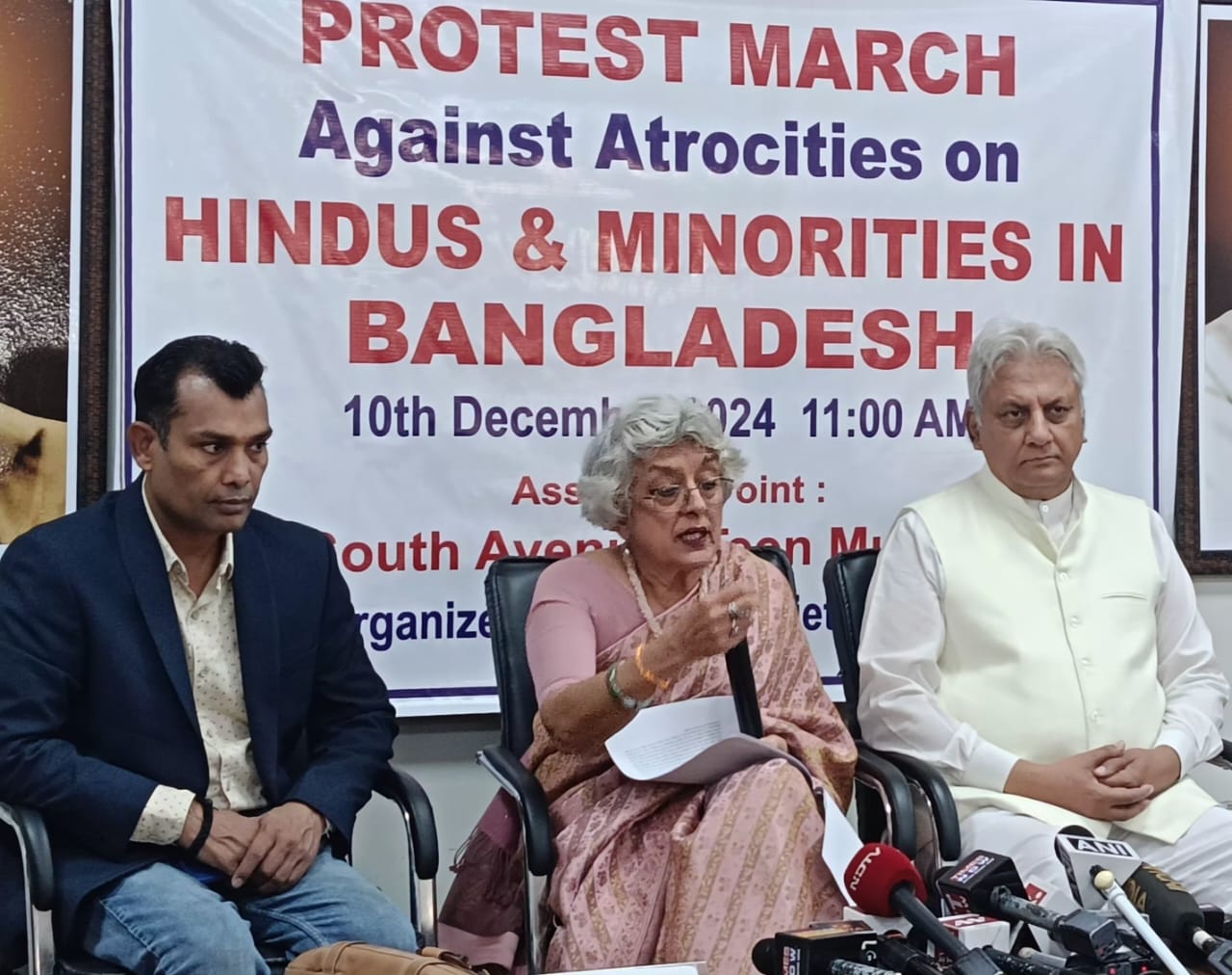 पत्रकार वार्ता में राजदूत वीणा सिकरी और राजीव जैन पत्रकार वार्ता में राजदूत वीणा सिकरी और राजीव जैन