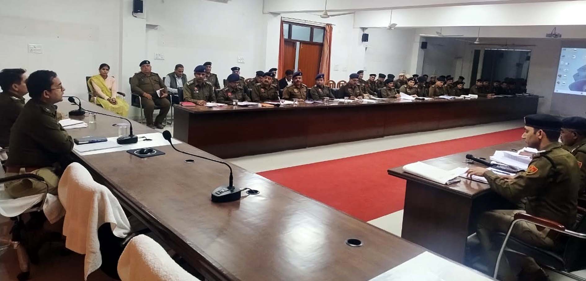 बैठक को संबोधित करते पुलिस अधीक्षक शशांक कुमार सावन। बैठक को संबोधित करते पुलिस अधीक्षक शशांक कुमार सावन।