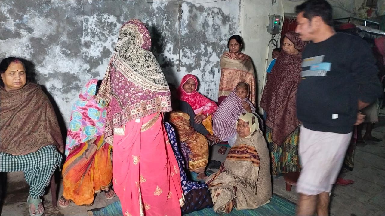 मृत चालक के परिजन:फोटो बच्चा गुप्ता मृत चालक के परिजन:फोटो बच्चा गुप्ता