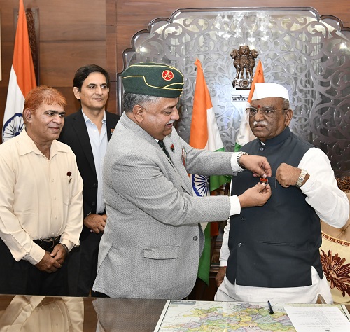 राज्यपाल बागडे से राज्य सैनिक कल्याण विभाग के निदेशक ब्रिगेडियर वीरेंद्र सिंह राठौड़ की मुलाकात राज्यपाल बागडे से राज्य सैनिक कल्याण विभाग के निदेशक ब्रिगेडियर वीरेंद्र सिंह राठौड़ की मुलाकात