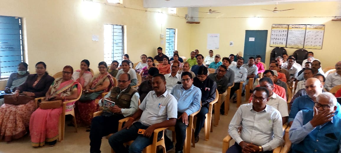 बीआरसी भवन में आयोजित बैठक में उपस्थित विभिन्न स्कूलों के प्राचार्य।