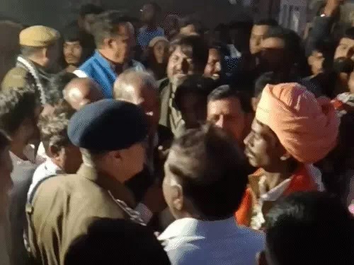 नाली में बच्चे का शव मिलने के बाद मौके पर भीड़ जुट गई। नाली में बच्चे का शव मिलने के बाद मौके पर भीड़ जुट गई।