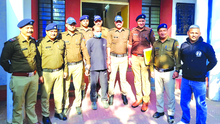 पुलिस गिरफ्त में आरोपित पुलिस गिरफ्त में आरोपित