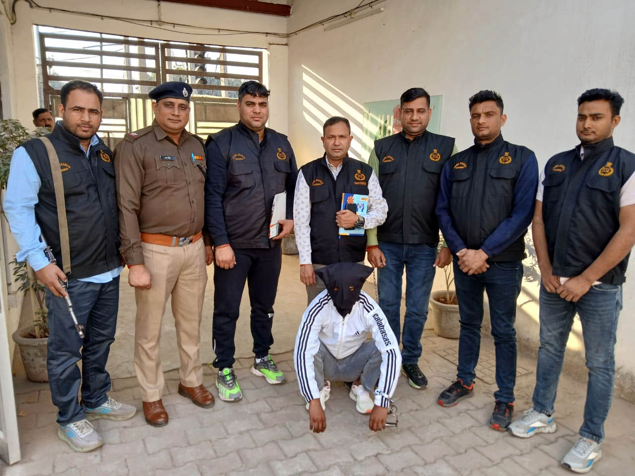 पुलिस द्वारा गिरफ्तार किया गया आरोपी पुलिस द्वारा गिरफ्तार किया गया आरोपी