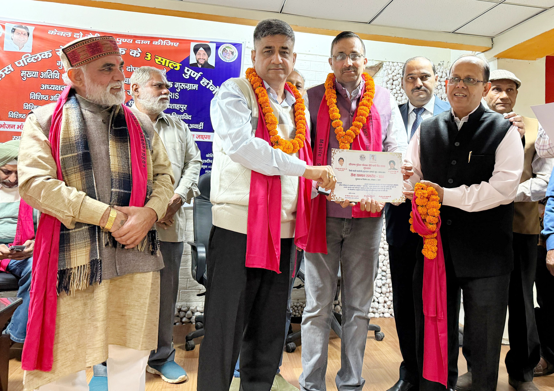 फोटो नंबर-04: गुरुग्राम में रोटी पानी बैंक के तीन साल पूरे होने पर सहयोग देने वालों को सम्मानित करते अतिथि। फोटो नंबर-04: गुरुग्राम में रोटी पानी बैंक के तीन साल पूरे होने पर सहयोग देने वालों को सम्मानित करते अतिथि।