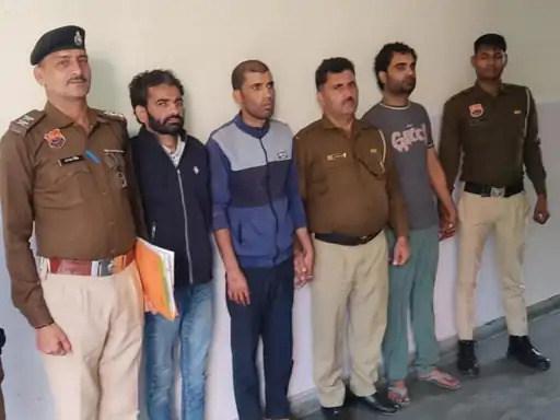 सरपंच पर फायर करने के मामले में गिरफ्तार तीनों युवकों के साथ पुलिस टीम। सरपंच पर फायर करने के मामले में गिरफ्तार तीनों युवकों के साथ पुलिस टीम।