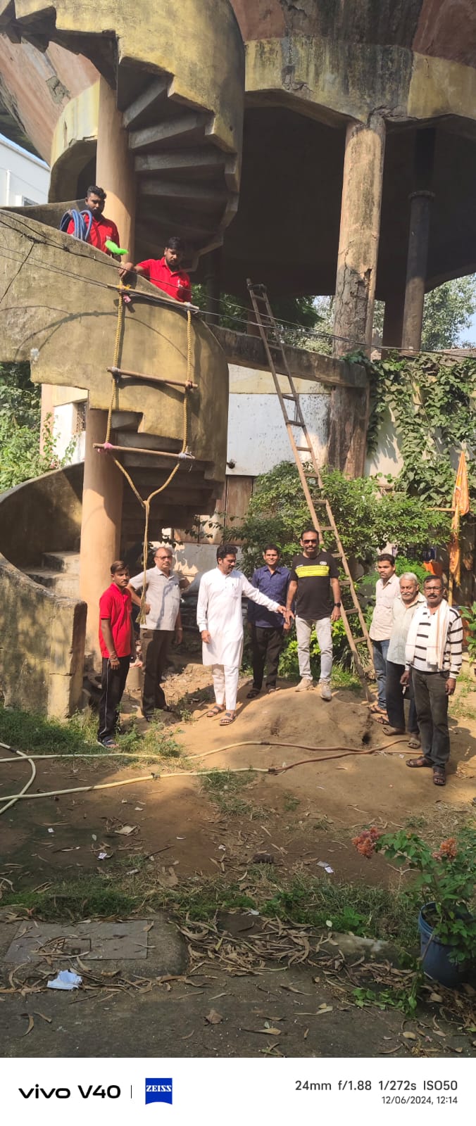ओवर हैड टैंकों का निरीक्षण करते हुए नगर निगम कर्मचारी। ओवर हैड टैंकों का निरीक्षण करते हुए नगर निगम कर्मचारी।