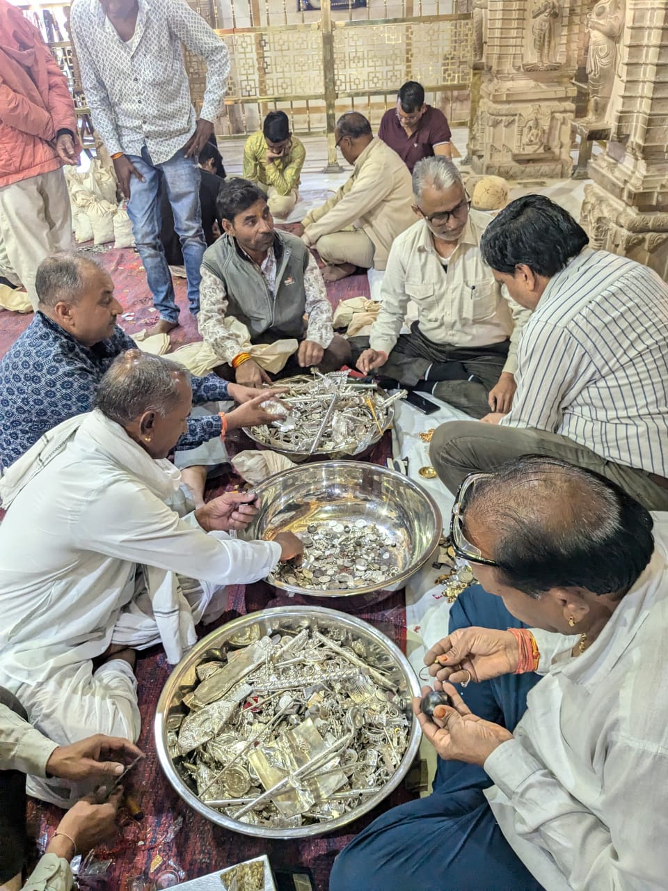 चित्तौड़गढ़ जिले के प्रख्यात कृष्णधाम श्री सांवलियाजी मंदिर में खोले भंडार की गणना का कार्य हुआ पूरा। चित्तौड़गढ़ जिले के प्रख्यात कृष्णधाम श्री सांवलियाजी मंदिर में खोले भंडार की गणना का कार्य हुआ पूरा।