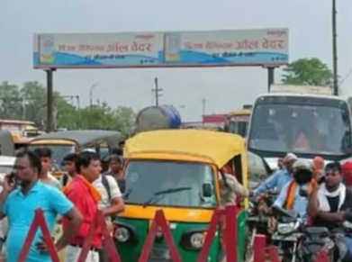 शास्त्री सेतु पर भारी वाहनों की आवाजाही बंद। शास्त्री सेतु पर भारी वाहनों की आवाजाही बंद।