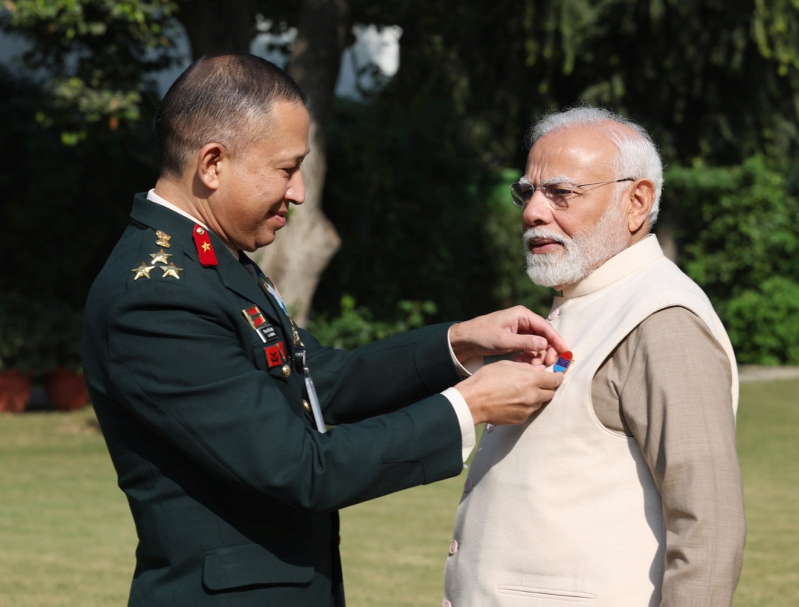 सशस्त्र सेना झंडा दिवस के अवसर पर केंद्रीय सैनिक बोर्ड के सचिव ब्रिगेडियर डी.एस. बसेरा प्रधानमंत्री मोदी को बैज लगाते हुए सशस्त्र सेना झंडा दिवस के अवसर पर केंद्रीय सैनिक बोर्ड के सचिव ब्रिगेडियर डी.एस. बसेरा प्रधानमंत्री मोदी को बैज लगाते हुए