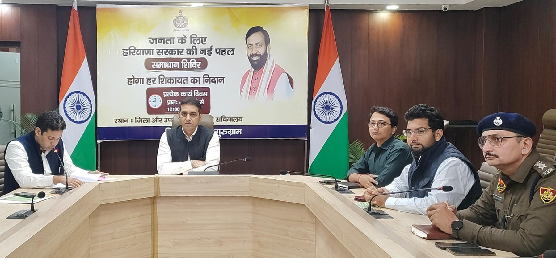 फोटो नंबर-01: गुरुग्राम के लघु सचिवालय के कॉन्फ्रेंस हॉल में अधिकारियों के साथ बैठक करते डीसी अजय कुमार। फोटो नंबर-01: गुरुग्राम के लघु सचिवालय के कॉन्फ्रेंस हॉल में अधिकारियों के साथ बैठक करते डीसी अजय कुमार।