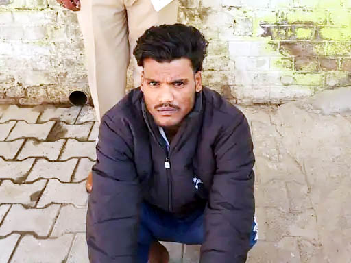 पुलिस की गिरफ्त में आरोपी। पुलिस की गिरफ्त में आरोपी।