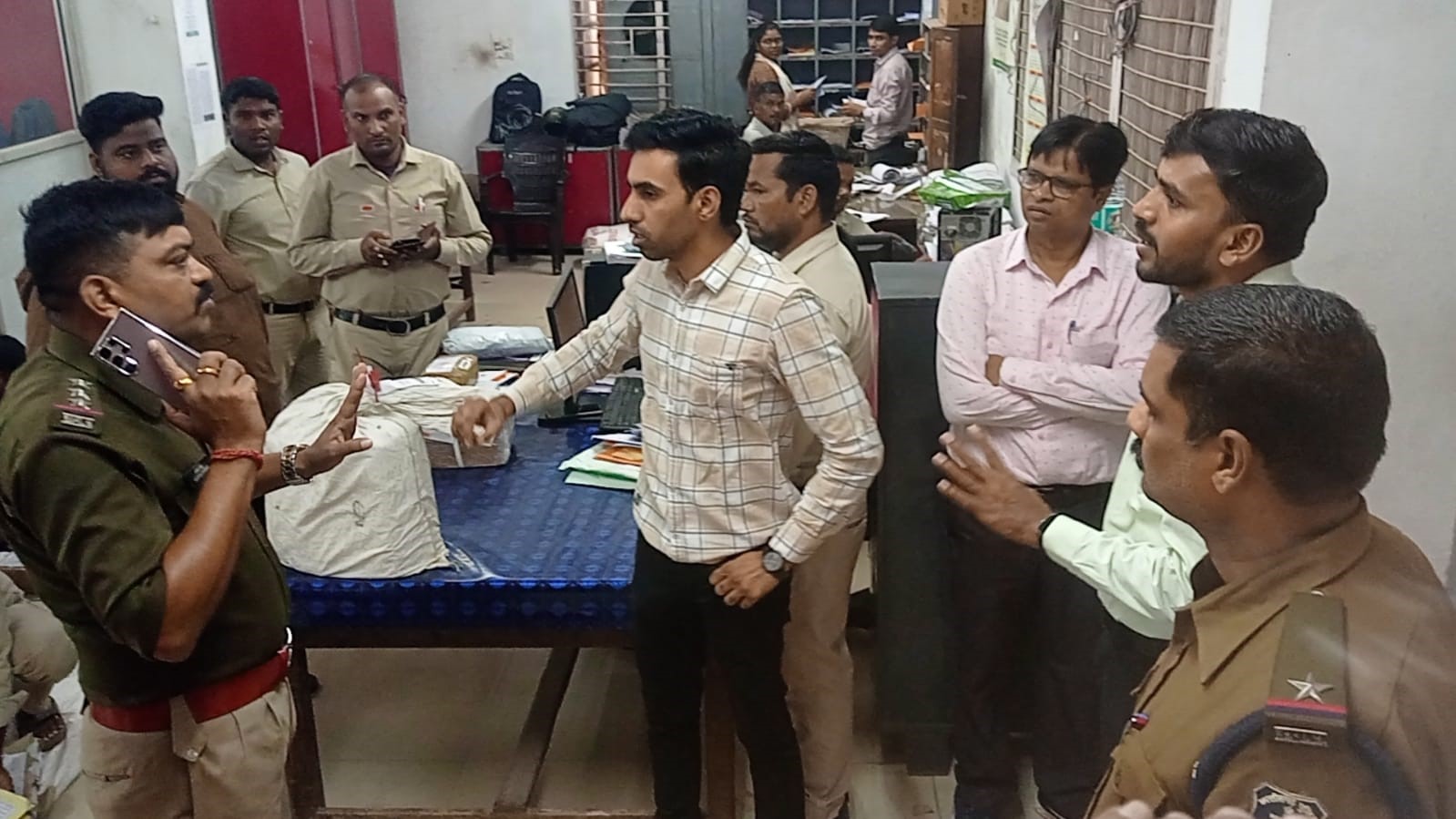 चोरी की घटना के बाद मुख्य डाकघर धमतरी में जांच करती पुलिस अधिकारी व उपस्थित डाक अधिकारी-कर्मचारी। चोरी की घटना के बाद मुख्य डाकघर धमतरी में जांच करती पुलिस अधिकारी व उपस्थित डाक अधिकारी-कर्मचारी।