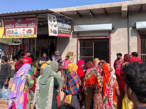 लोहगढ़ गांव में शराब ठेका खुलने की सूचना मिलते ही मौके पर पहुंची महिलाएं। लोहगढ़ गांव में शराब ठेका खुलने की सूचना मिलते ही मौके पर पहुंची महिलाएं।