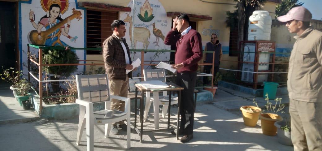 फोटो-8 एनटीएच 25-प्रतापनगर के जीआईसी ओखलाखाल का निरीक्षण करते एसडीएम संदीप कुमार। फोटो-8 एनटीएच 25-प्रतापनगर के जीआईसी ओखलाखाल का निरीक्षण करते एसडीएम संदीप कुमार।