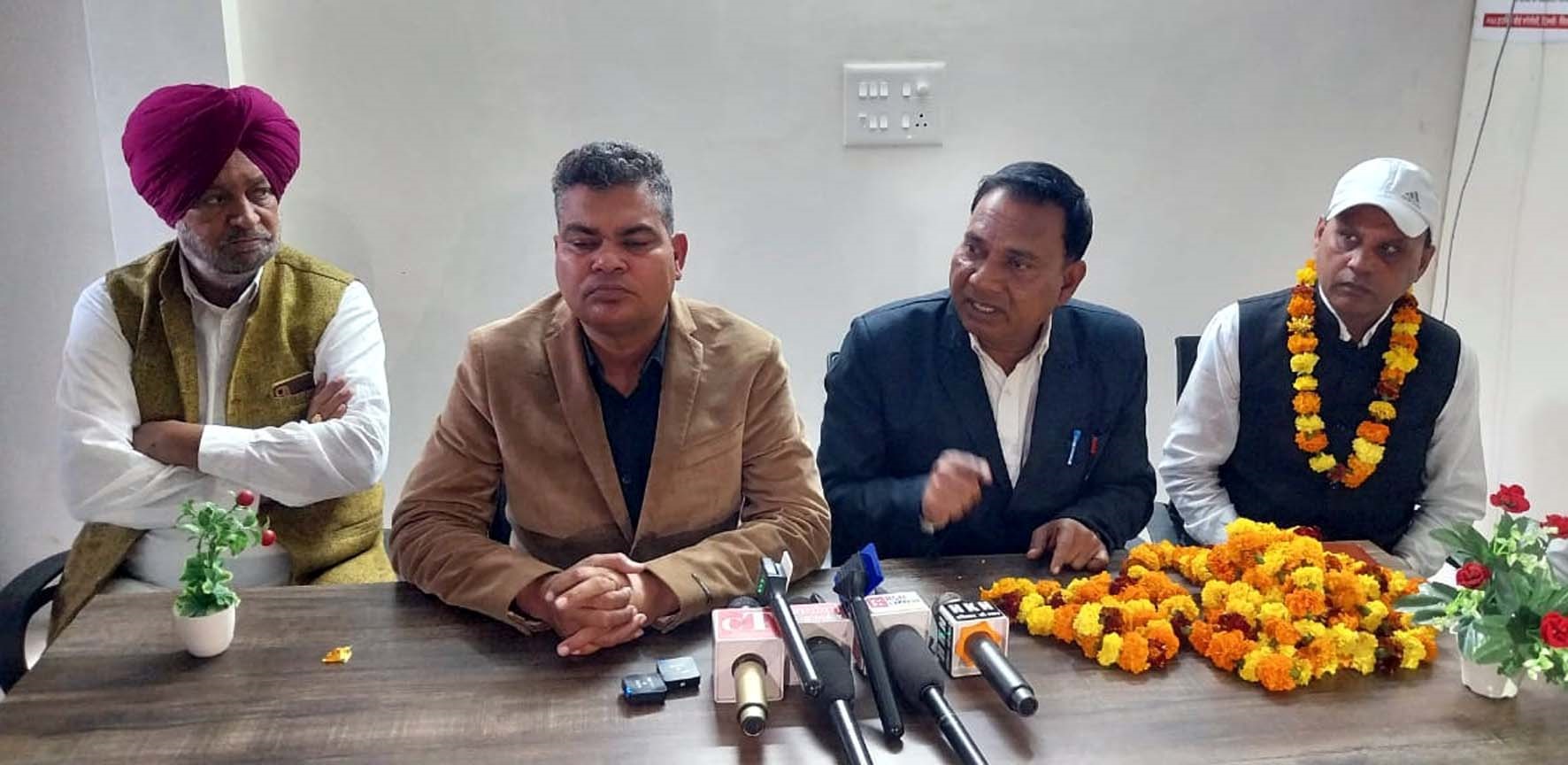 पत्रकारों से बातचीत करते एमएसएमई के अधिकारी। पत्रकारों से बातचीत करते एमएसएमई के अधिकारी।
