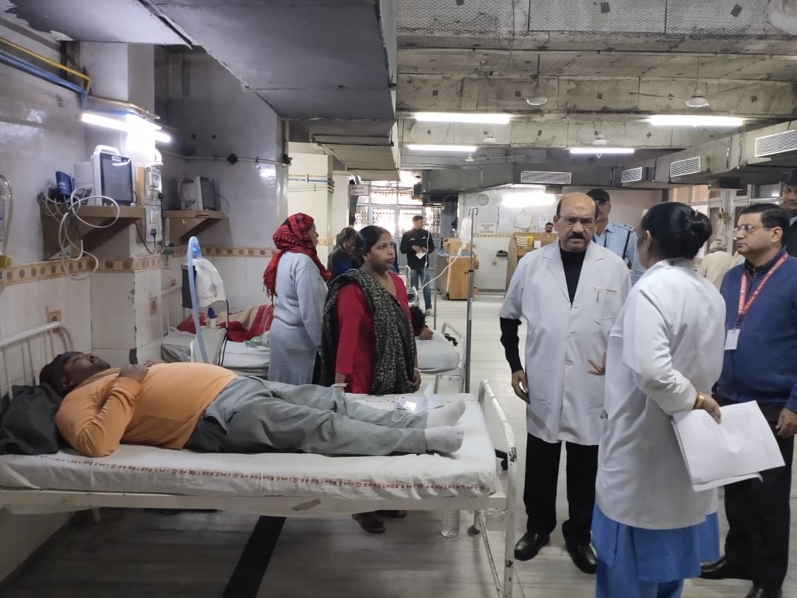 फोटो कैप्शन 7आरटीके3 : पीजीआई के आपातकालीन विभाग का निरीक्षण करते कुलपति --------------- फोटो कैप्शन 7आरटीके3 : पीजीआई के आपातकालीन विभाग का निरीक्षण करते कुलपति ---------------