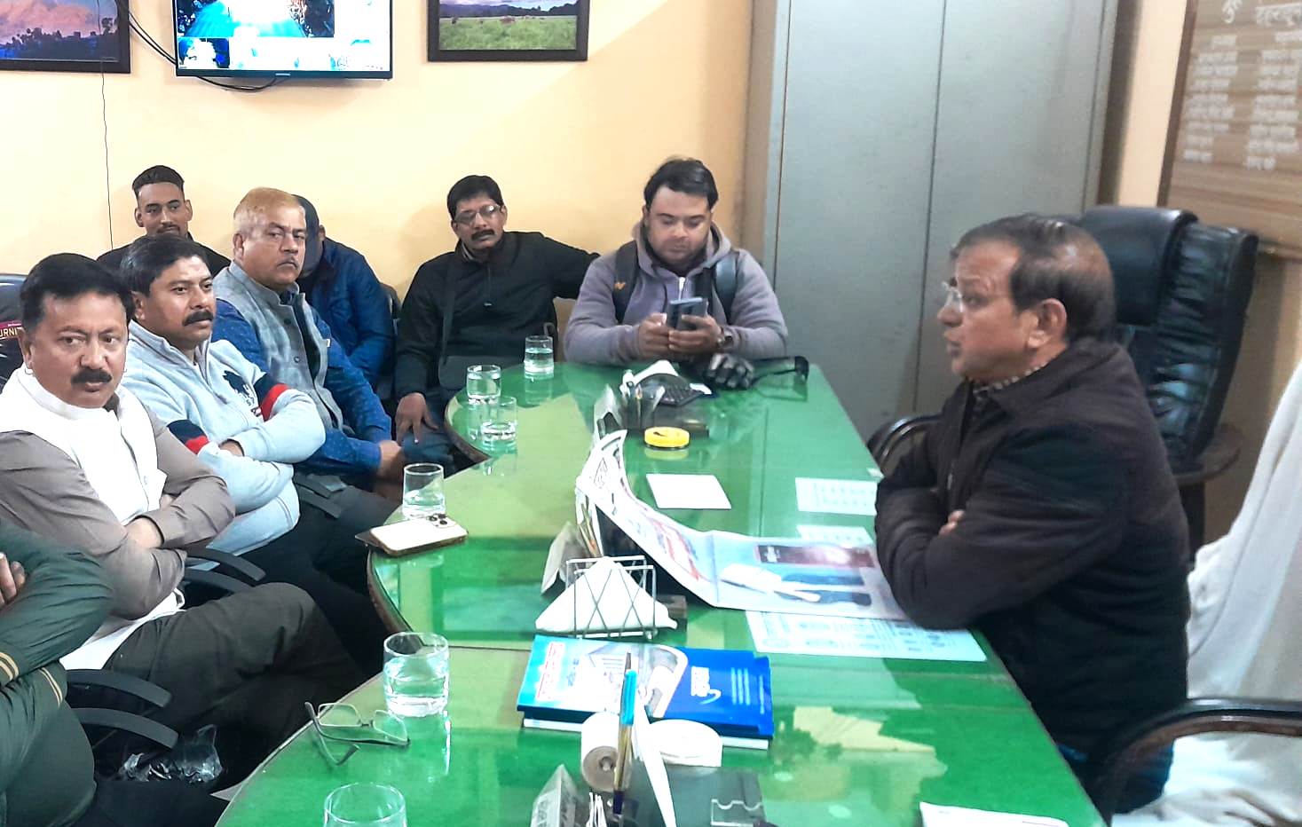उत्तरांचल प्रेस क्लब में कांग्रेस प्रदेश अध्यक्ष करन माहरा, क्लब अध्यक्ष अजय राणा व अन्य। उत्तरांचल प्रेस क्लब में कांग्रेस प्रदेश अध्यक्ष करन माहरा, क्लब अध्यक्ष अजय राणा व अन्य।