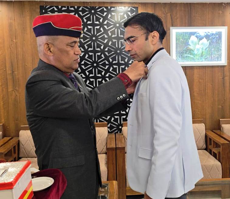 जिलाधिकारी सविन बंसल को सशस्त्र सेना का झंडा भेंट करते जिला सैनिक कल्याण अधिकारी वीरेंद्र प्रसाद भट्ट। जिलाधिकारी सविन बंसल को सशस्त्र सेना का झंडा भेंट करते जिला सैनिक कल्याण अधिकारी वीरेंद्र प्रसाद भट्ट।