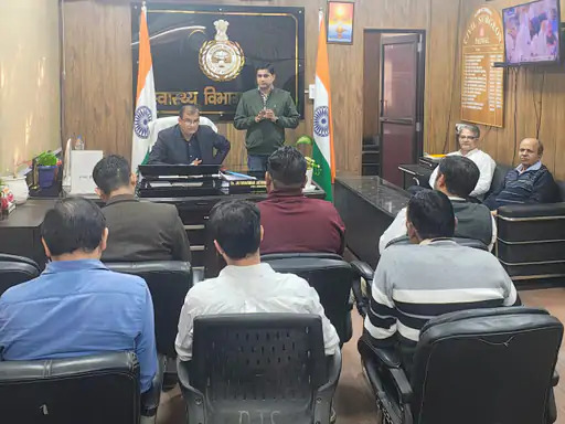 सीएमओ आयुष्मान पैनल के अस्पताल संचालकाें की बैठक लेते हुए।