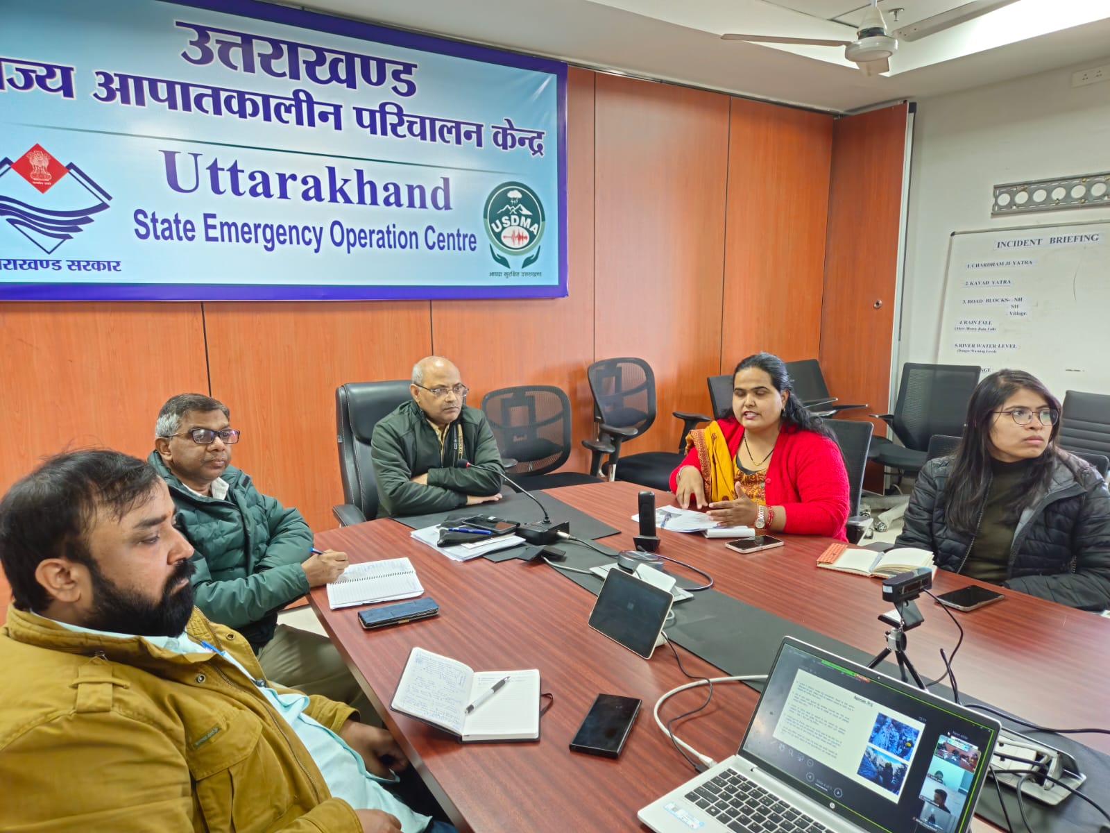 बैठक करते उत्तराखंड राज्य आपदा प्रबंधन प्राधिकरण (यूएसडीएमए) के अपर मुख्य कार्यकारी अधिकारी प्रशासन आनंद स्वरूप। बैठक करते उत्तराखंड राज्य आपदा प्रबंधन प्राधिकरण (यूएसडीएमए) के अपर मुख्य कार्यकारी अधिकारी प्रशासन आनंद स्वरूप।